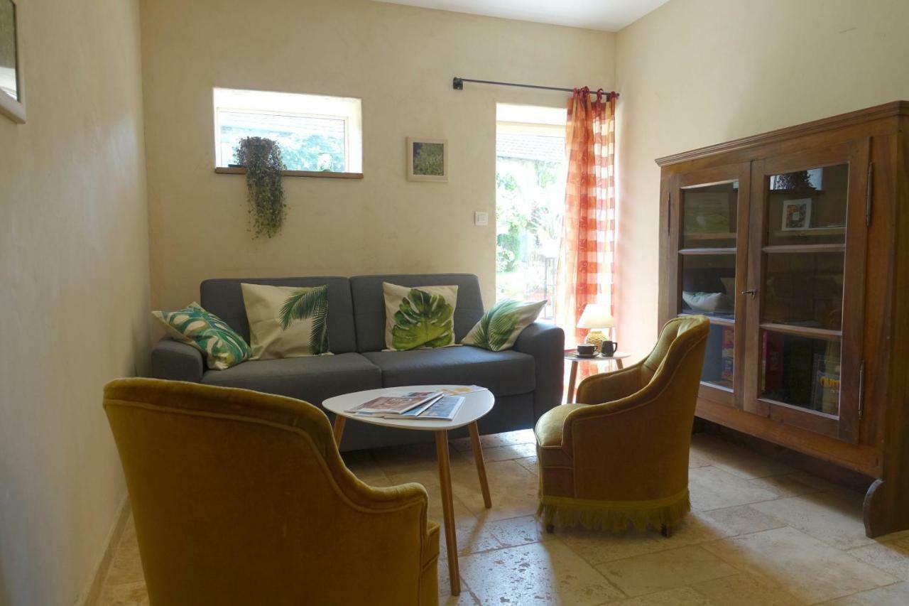 Gite Des Quatre Chemins La Vineuse Luaran gambar